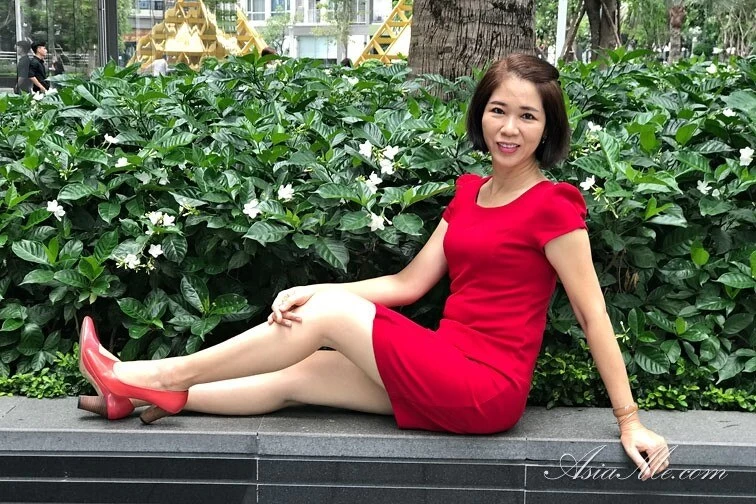 Leona, 43